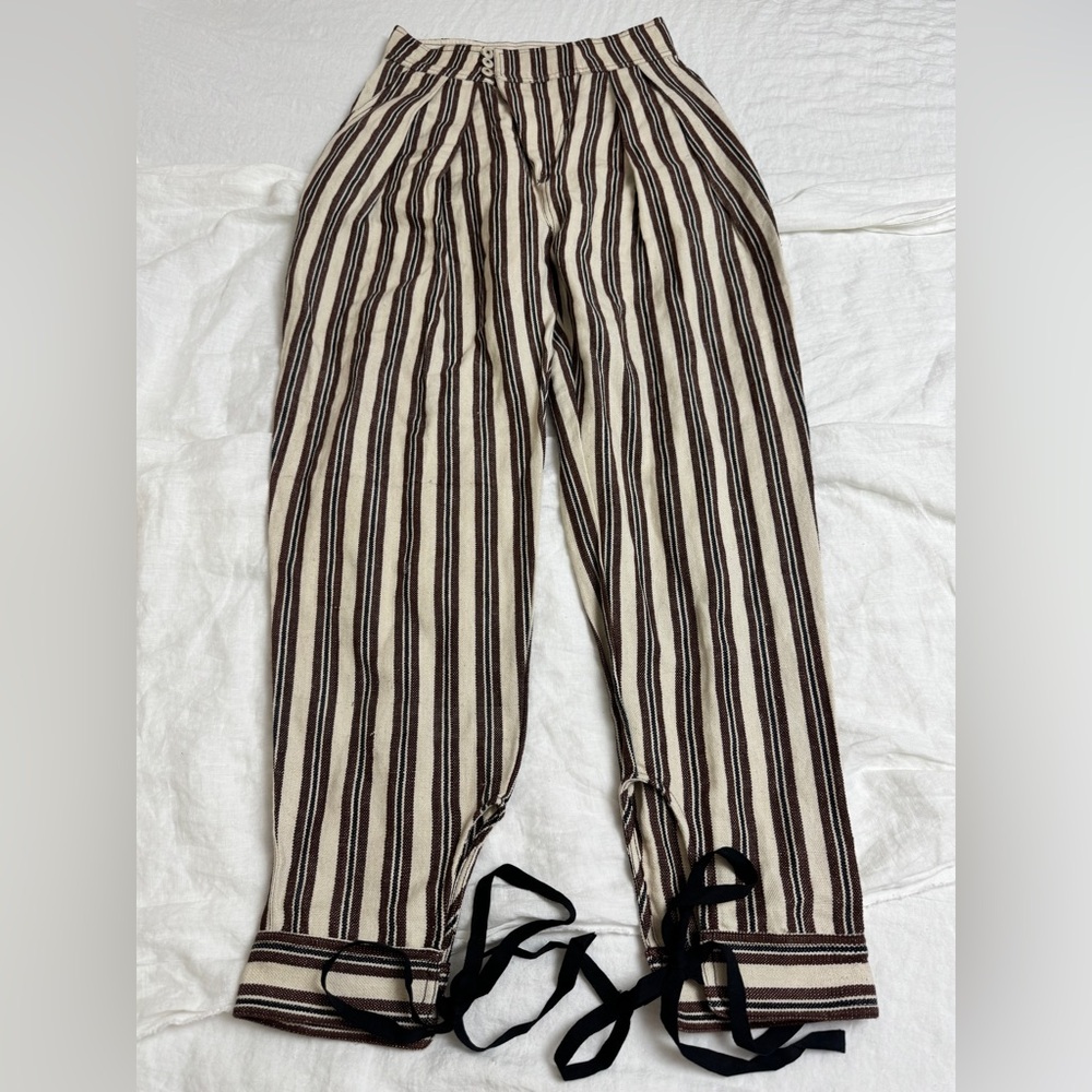 LAURENCE BRAS ZOUAVE
STRIPES VERTICAL PRINT
TROUSERS SIZE 40 QUIET LUXURY SUMMER
